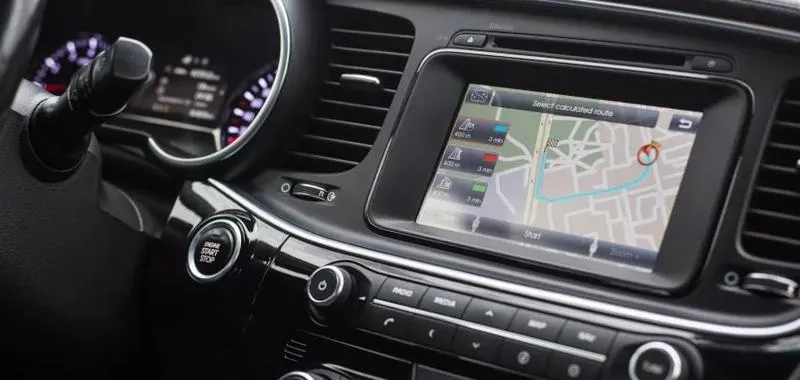Co wpływa na to, ile kosztuje aktualizacja nawigacji w samochodzie?