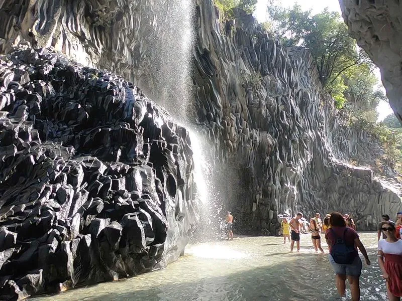 Jak skutecznie dbać o alcantarę w samochodzie?