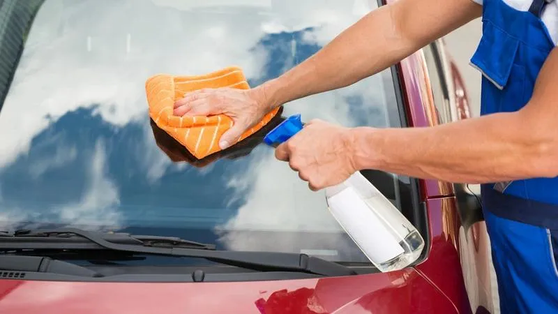 Perfekcyjne szyby w samochodzie – sprawdzone sposoby na ich skuteczne czyszczenie