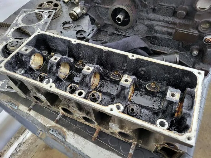 Skuteczne metody na usunięcie nagaru w silniku – czym wyczyścić?