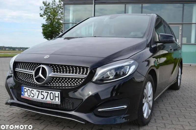 Demontaż tapicerki w mercedesie